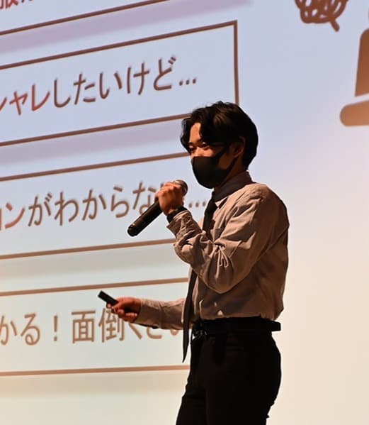 登壇してAI・IT関連のセミナーで発表する北野賢一郎